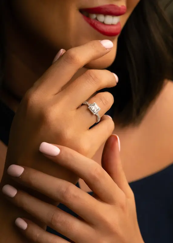 انگشتر نقره سولیتر دور نگین زنانه روی دست مدل