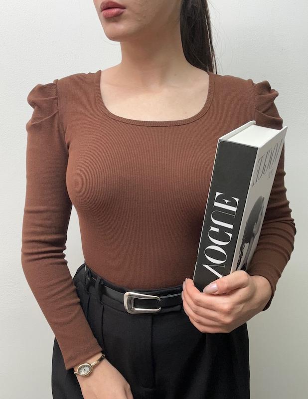 بلوز آستین عروسکی یقه خشتی 