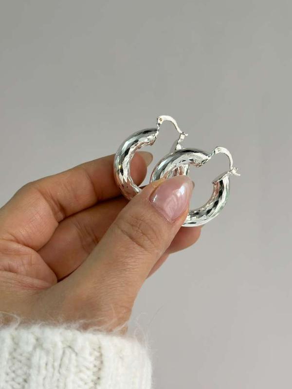 گوشواره حلقه ای طرحدار نقره ای