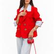 استایل کت قرمز زنانه Rouge با شلوار جین آبی روشن